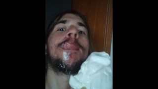 Chupando sorvete como um pau com esperma