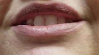 Desiree te taquine avec sa bouche (ASMR)