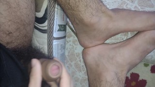 Oh bueno Hombre de polla grande peludo puso su polla creampie en sus pies