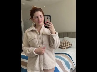 Под одеждой Эми Август