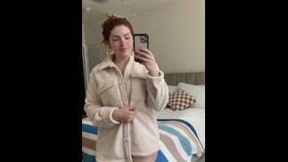 Под одеждой Эми Август