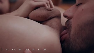 ICON MALE - Chris dreht sich um und sieht seinen Schüler Andy Taylor nackt auf dem Tisch masturbieren