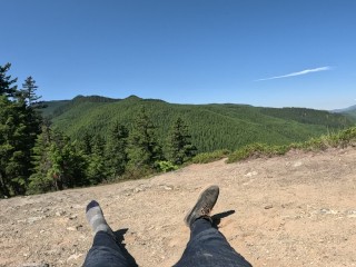 山顶顶起美丽的大自然母亲