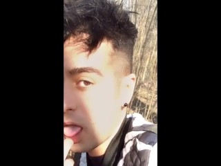 触摸和品尝来自地面的精液
