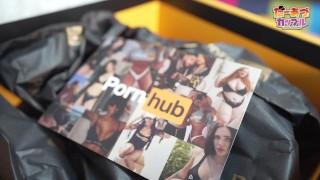 Celebran 25K suscriptores en Pornhub Unwrapping the contents of the souvenir box