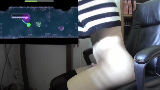 Femboys reitet stoßenden Analplug, bis er ein Geometrie-Dash-Level schlägt