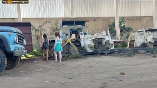 conductor de camión se folla a dos chicas calientes que van a hacer preguntas en su trabajo