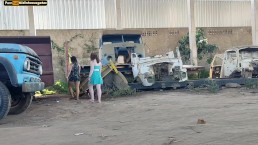 Водитель грузовика трахает двух горячих девушек, которые собираются задавать вопросы на работе