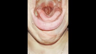 Uma loira tem uma tosse muito ruim, ela tosse e cuspindo com a boca e a garganta abertas de perto