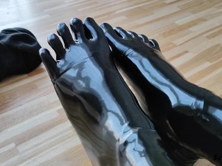 Latex Teensokken En Schoenen Aantrekken