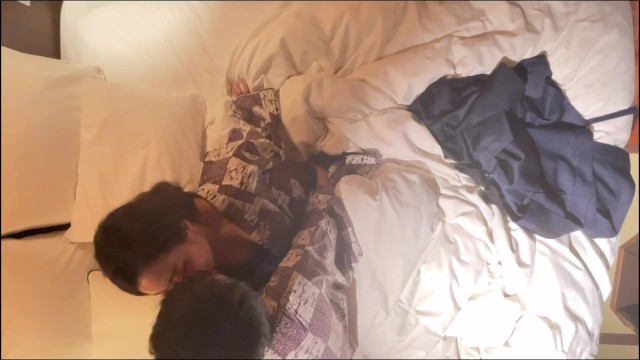 【個人撮影】温泉旅行の宿でお酒飲んでセックスする様子を天井のカメラで盗撮！素人カップル投稿映像 - 無料盗撮動画 こっそりもっこり
