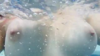 POV tieten onderwater in slow motion