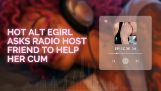 Hot e-girl vraagt radiohost vriend om haar te helpen klaarkomen