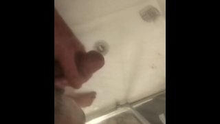 Masturbándose en la ducha mientras el compañero de cuarto no está en casa