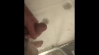 Branler sous la douche pendant que le colocataire n’est pas à la maison