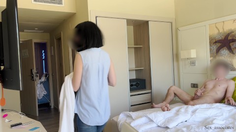 PÚBLICO DICK FLASH. Saco mi polla frente a una criada del hotel y ella accedió a masturbarme.