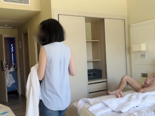 FLASH DE PAU PÚBLICO. Eu Puxo Meu Pau Na Frente De Uma Empregada do Hotel e Ela Concordou Em me Masturbar.