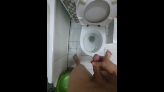 Urinação prolongada após masturbação e urina, gemidos masculinos durante a urinação.