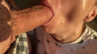 TABOU! Beau-père baise sa belle-fille pendant que maman n'est pas à la maison - Amateur russe avec