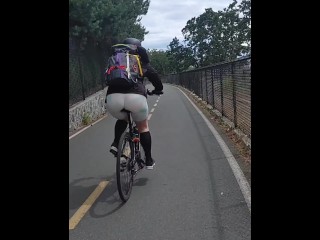 公共の自転車トレイルで自転車に乗っている肌タイツの熟女のお尻