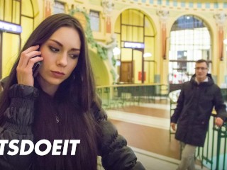 Противной сучке Арвен Голд нужен Иностранный член для ее тугой пизды за границей - LETSDOEIT