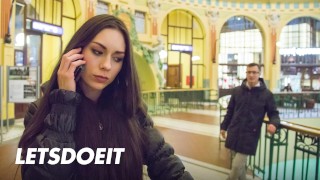 Противной сучке Арвен Голд нужен Иностранный член для ее тугой пизды за границей - LETSDOEIT