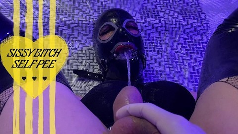 Mistress sissy slet helpen om zelf in haar mond te plassen!