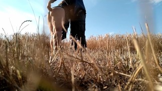 Шлюховатая теща сосет мой член после того, как заставила меня кончить в поле