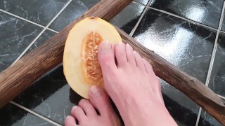 Voetfetisj voor meiden ;) Ik heb plezier met een poesje-achtige meloen met mijn voeten