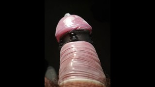 Close-up POV van vibrerende penis in slow motion tijdens het dragen van condoom