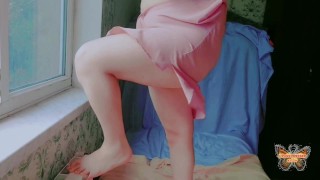 Vintage tiener-cd in een mini-Pink rok maakt mensen Love haar kont sexy dansen en knap lichaam