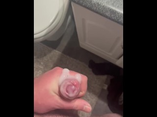 Masturbando no Banheiro Dos Meus Amigos