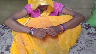La moglie indossava un sari alla curcuma.  Il marito scopa molto.