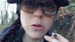Nerdy Faery heeft een roken en plassen Fetish