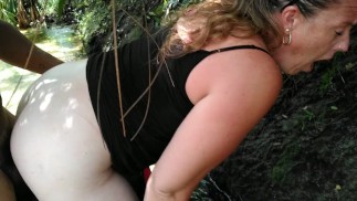 我把我的内裤拉下来，弯下腰，这样陌生人就会把他的鸡巴插在我身上，射在我的阴户里