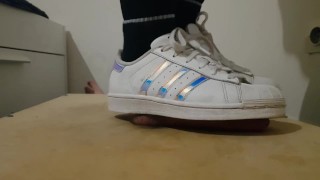 Compilazione di scarpe da ginnastica Adidas che schiacciano il cazzo