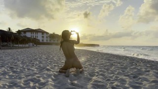莫妮卡·福克斯在大西洋游泳，并在古巴公共海滩上裸体摆姿势