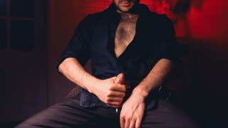 Guapo Noel Dero en una camisa sexy y pantalones se masturba con un vistazo a la cámara y se corre