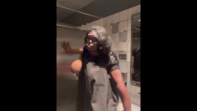 Бариста потирает свой обеденный перерыв!