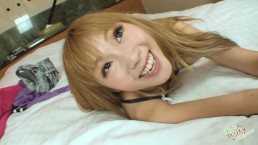 小山雀女孩 Saki Oshiro 在 POV 中捶打她毛茸茸的阴户