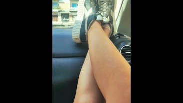 Un giro in gonna con le mie splendide gambe e sneakers