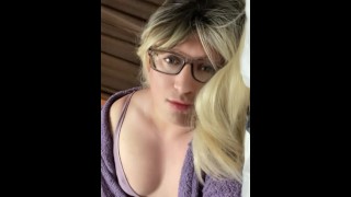 Sexy blonde trans milf met bril poseert in lingerie op bed