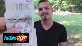 TWINKPOP - Massaggiatrice esperta strofina un cazzo e poi lo prende in bocca nel mezzo di una foresta