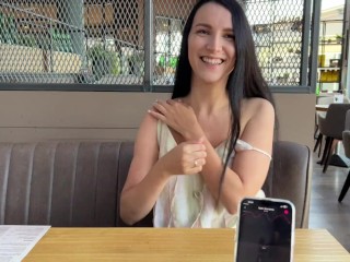 Eva Komt Hard Klaar in Publiek Restaurant Door Op Afstand Te Besturen Lovense Ferri Vibrator