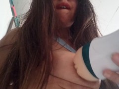 Me caliento con la vagina de juguete de mi hermanastro