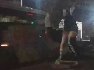 パンティーのない短いスカートが公衆の面前でマンコを露出させ、見物人の前でセックスする