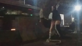 lampeggiante gonna corta senza mutandine mostra la figa in pubblico e fa sesso davanti agli spettato
