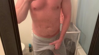 ABSPRITZEN IN MEINEN BOXERSHORTS VOR DEM DUSCHEN
