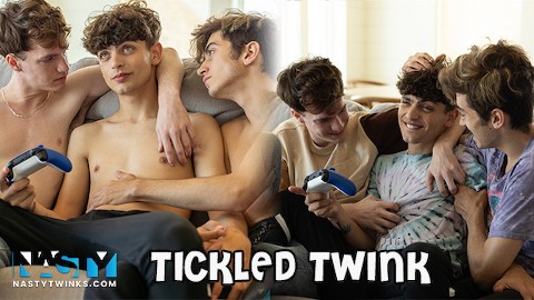 NastyTwinks - Gekietelde twink - Zayne Bright wordt gekieteld en geneukt door zijn vrienden