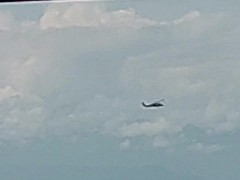 兩架直升機盤旋